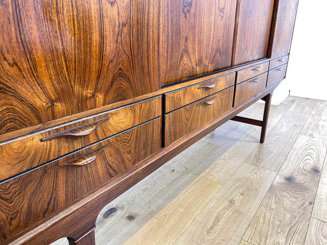 WMK Hochwertiges skandinavisches Mid-Century Highboard aus vollem Holz im seltenem Rio Palisander mit Schiebetüren und Schubladen I Sideboard Schrank Cabinet Danish Design 60er Rosewood Berlin Hamburg