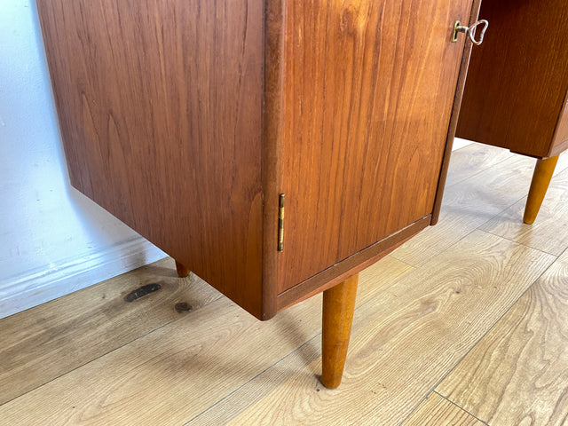 WMK I Stilvoller skandinavischer Mid-Century Schreibtisch in Teakholz , freistellend, mit Schubladen und Holzgriffen I Writing Desk Arbeitstisch Bürotisch Danish Design 50er 60er Berlin Köln Hamburg