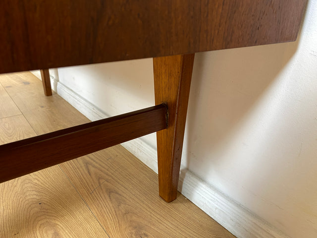 WMK I Stilvoller skandinavischer Mid-Century Schreibtisch in Teakholz , freistellend, mit Regal Rückseite I Desk Cheftisch Bürotisch Bureau Danish Design Vintage 50er 60er Teak Berlin Hamburg München