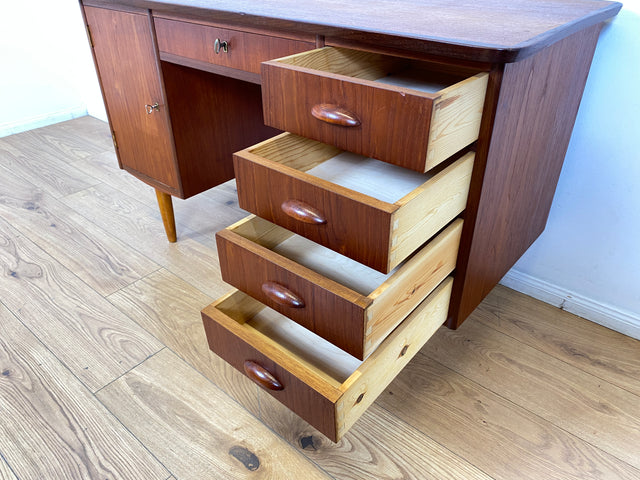WMK I Stilvoller skandinavischer Mid-Century Schreibtisch in Teakholz , freistellend, mit Schubladen und Holzgriffen I Writing Desk Arbeitstisch Bürotisch Danish Design 50er 60er Berlin Köln Hamburg