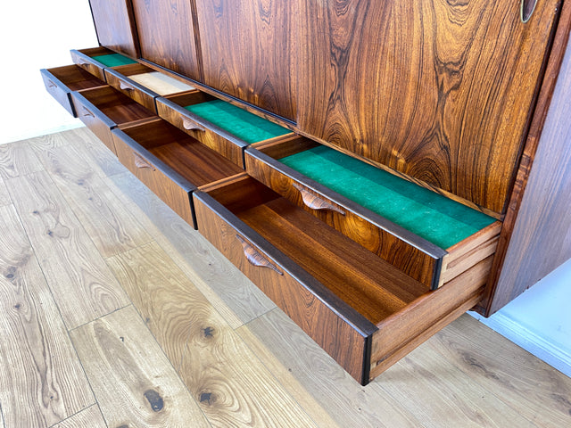 WMK Hochwertiges skandinavisches Mid-Century Highboard aus vollem Holz im seltenem Rio Palisander mit Schiebetüren und Schubladen I Sideboard Schrank Cabinet Danish Design 60er Rosewood Berlin Hamburg
