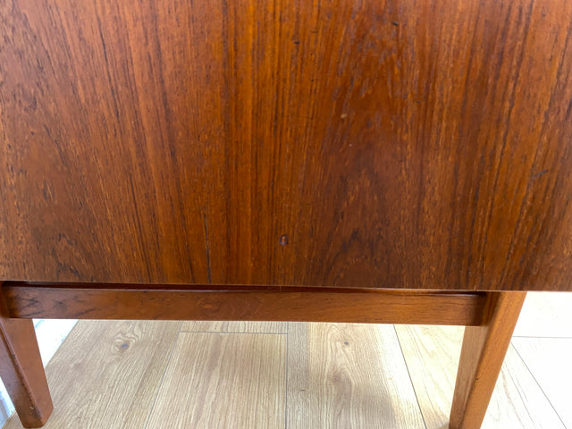 WMK I Stilvoller skandinavischer Mid-Century Schreibtisch in Teakholz , freistellend, mit Regal Rückseite I Desk Cheftisch Bürotisch Bureau Danish Design Vintage 50er 60er Teak Berlin Hamburg München