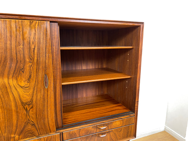 WMK Hochwertiges skandinavisches Mid-Century Highboard aus vollem Holz im seltenem Rio Palisander mit Schiebetüren und Schubladen I Sideboard Schrank Cabinet Danish Design 60er Rosewood Berlin Hamburg