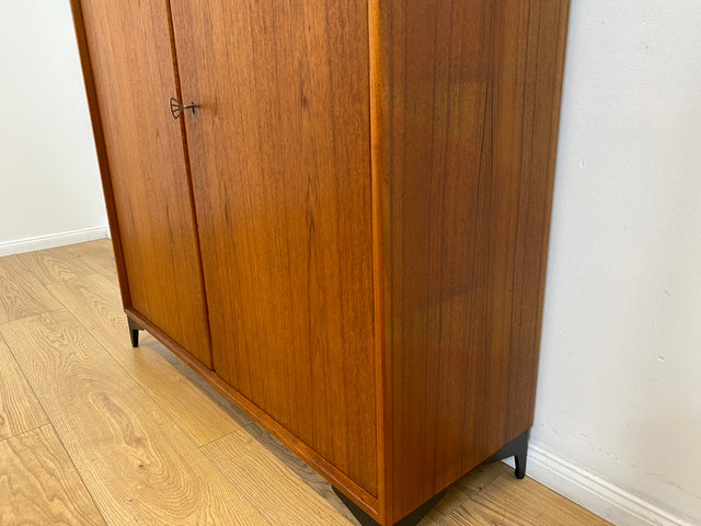 WMK # Stilvolles skandinavisches Highboard in Teakholz auf neuen Metallfüßen # Kommode Sideboard Bücherschrank Wäschekommode Wäscheschrank Schuhschrank Danish Design Mid-Century Vintage Upcycling Teak