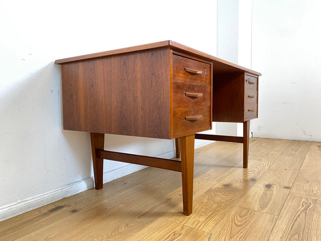 WMK I Stilvoller skandinavischer Mid-Century Schreibtisch in Teakholz , freistellend, mit Regal Rückseite I Desk Cheftisch Bürotisch Bureau Danish Design Vintage 50er 60er Teak Berlin Hamburg München