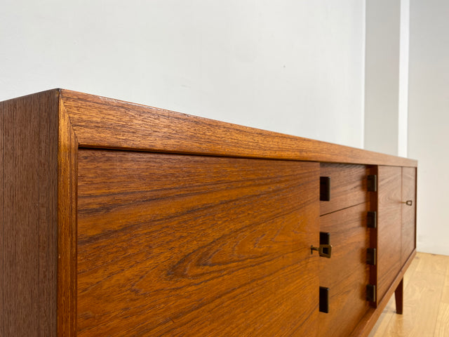 WMK I Stilvolles skandinavisches Mid-Century Sideboard , Vollholz in Teak, mit Schubladen & Palisander Griffen # Kommode Schrank Anrichte TV Bank Lowboard Danish Design Vintage Teakholz Berlin Dresden