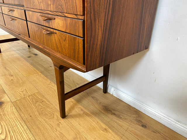 WMK Hochwertiges skandinavisches Mid-Century Highboard aus vollem Holz im seltenem Rio Palisander mit Schiebetüren und Schubladen I Sideboard Schrank Cabinet Danish Design 60er Rosewood Berlin Hamburg