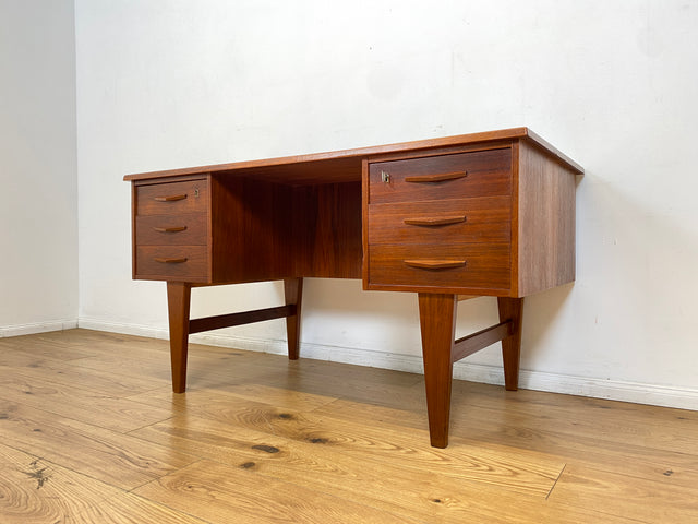 WMK I Stilvoller skandinavischer Mid-Century Schreibtisch in Teakholz , freistellend, mit Regal Rückseite I Desk Cheftisch Bürotisch Bureau Danish Design Vintage 50er 60er Teak Berlin Hamburg München