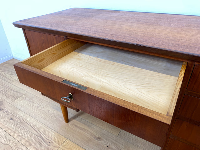 WMK I Stilvoller skandinavischer Mid-Century Schreibtisch in Teakholz , freistellend, mit Schubladen und Holzgriffen I Writing Desk Arbeitstisch Bürotisch Danish Design 50er 60er Berlin Köln Hamburg