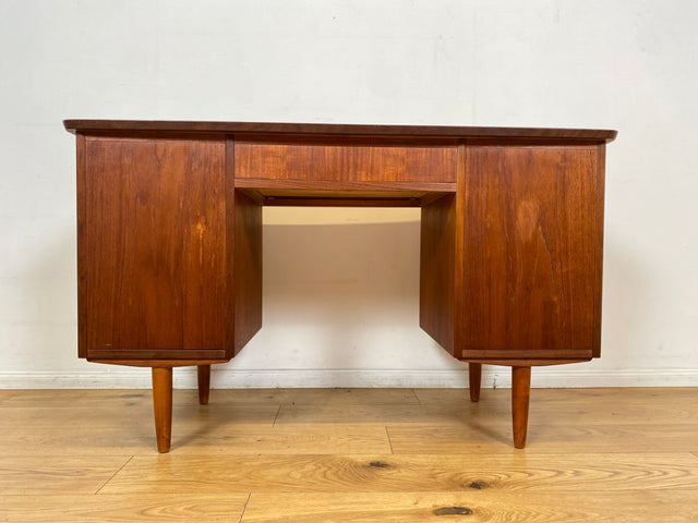 WMK I Stilvoller skandinavischer Mid-Century Schreibtisch in Teakholz , freistellend, mit Schubladen und Holzgriffen I Writing Desk Arbeitstisch Bürotisch Danish Design 50er 60er Berlin Köln Hamburg