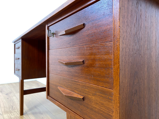 WMK I Stilvoller skandinavischer Mid-Century Schreibtisch in Teakholz , freistellend, mit Regal Rückseite I Desk Cheftisch Bürotisch Bureau Danish Design Vintage 50er 60er Teak Berlin Hamburg München