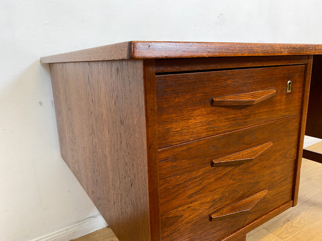 WMK I Stilvoller skandinavischer Mid-Century Schreibtisch in Teakholz , freistellend, mit Regal Rückseite I Desk Cheftisch Bürotisch Bureau Danish Design Vintage 50er 60er Teak Berlin Hamburg München