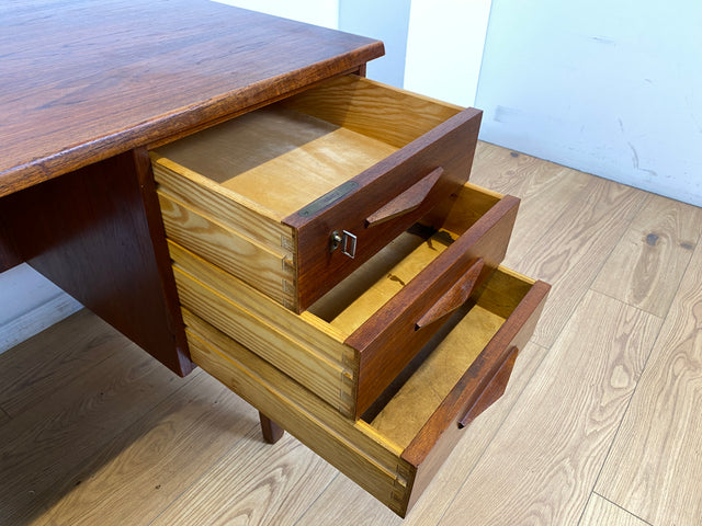 WMK I Stilvoller skandinavischer Mid-Century Schreibtisch in Teakholz , freistellend, mit Regal Rückseite I Desk Cheftisch Bürotisch Bureau Danish Design Vintage 50er 60er Teak Berlin Hamburg München