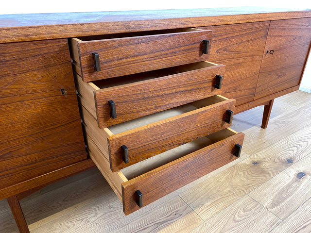 WMK I Stilvolles skandinavisches Mid-Century Sideboard , Vollholz in Teak, mit Schubladen & Palisander Griffen # Kommode Schrank Anrichte TV Bank Lowboard Danish Design Vintage Teakholz Berlin Dresden