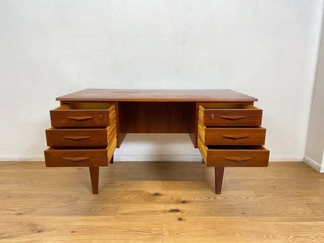 WMK I Stilvoller skandinavischer Mid-Century Schreibtisch in Teakholz , freistellend, mit Regal Rückseite I Desk Cheftisch Bürotisch Bureau Danish Design Vintage 50er 60er Teak Berlin Hamburg München