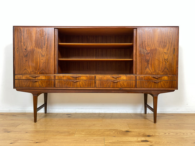 WMK Hochwertiges skandinavisches Mid-Century Highboard aus vollem Holz im seltenem Rio Palisander mit Schiebetüren und Schubladen I Sideboard Schrank Cabinet Danish Design 60er Rosewood Berlin Hamburg