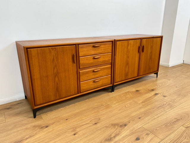 WMK # Zeitlos schöne Kommode aus skandinavischem Möbelkorpus in Teakholz auf neuen Metallfüßen # Sideboard Schuhschrank Wäschekommode TV-Bank TV-Lowboard Danish Design Mid-Century Vintage Hairpin Teak