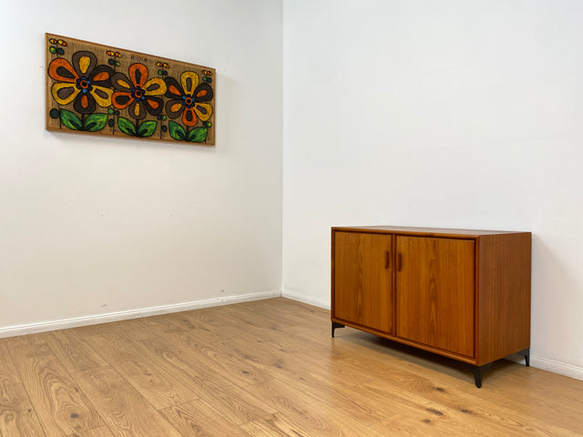 WMK # Zeitlos schöne Kommode aus skandinavischem Möbelkorpus in Teakholz auf neuen Metallfüßen # Sideboard Schuhschrank Wäschekommode TV-Bank TV-Lowboard Danish Design Mid-Century Vintage Hairpin Teak