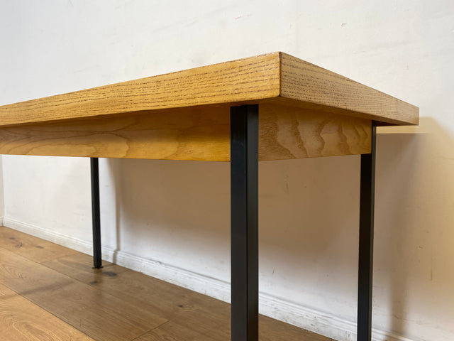 WMK I Minimalistischer Salontisch von VEB Hellerau aus 1966 in Sen Esche auf schwarzen Metallfüßen I Tisch Esstisch Couchtisch Küchentisch DDR Mid-Century Industrie Design 70er Berlin Leipzig Dresden