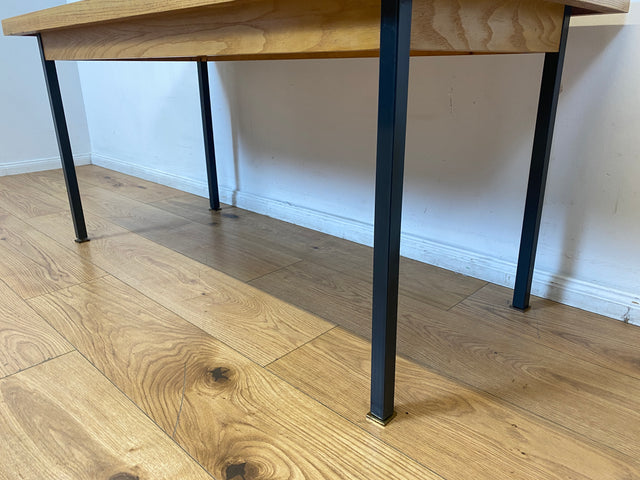 WMK I Minimalistischer Salontisch von VEB Hellerau aus 1966 in Sen Esche auf schwarzen Metallfüßen I Tisch Esstisch Couchtisch Küchentisch DDR Mid-Century Industrie Design 70er Berlin Leipzig Dresden