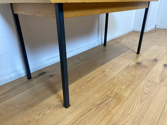 WMK I Minimalistischer Salontisch von VEB Hellerau aus 1966 in Sen Esche auf schwarzen Metallfüßen I Tisch Esstisch Couchtisch Küchentisch DDR Mid-Century Industrie Design 70er Berlin Leipzig Dresden