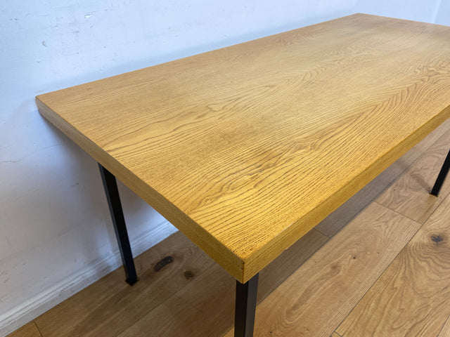 WMK I Minimalistischer Salontisch von VEB Hellerau aus 1966 in Sen Esche auf schwarzen Metallfüßen I Tisch Esstisch Couchtisch Küchentisch DDR Mid-Century Industrie Design 70er Berlin Leipzig Dresden