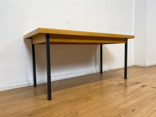 WMK I Minimalistischer Salontisch von VEB Hellerau aus 1966 in Sen Esche auf schwarzen Metallfüßen I Tisch Esstisch Couchtisch Küchentisch DDR Mid-Century Industrie Design 70er Berlin Leipzig Dresden