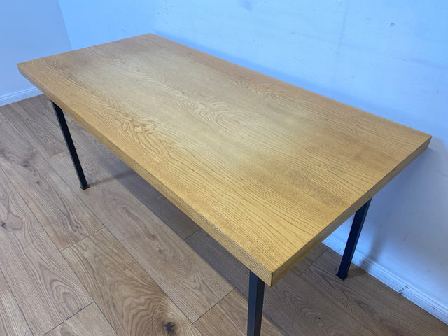 WMK I Minimalistischer Salontisch von VEB Hellerau aus 1966 in Sen Esche auf schwarzen Metallfüßen I Tisch Esstisch Couchtisch Küchentisch DDR Mid-Century Industrie Design 70er Berlin Leipzig Dresden