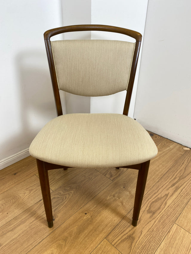 WMK # Set aus 4 formschönen, gemütlichen & sehr gut erhaltenen skandinavischen 50er Jahre Stühlen mit beigem Sitzbezug # Esszimmerstühle Küchenstühle Holzstühle Polsterstühle Mid-Century Vintage 4er