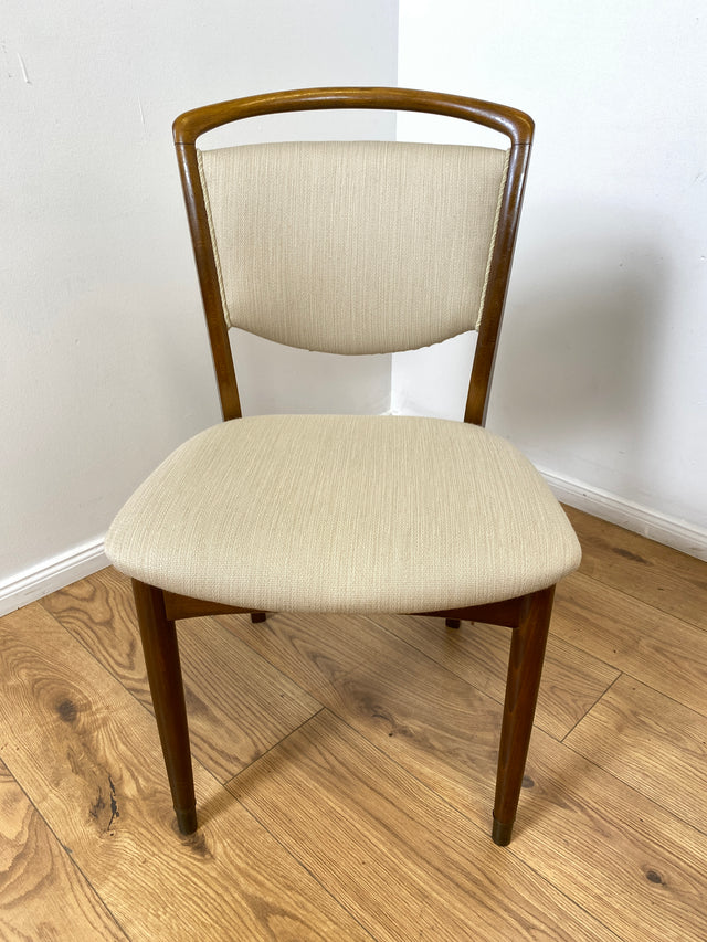 WMK # Set aus 4 formschönen, gemütlichen & sehr gut erhaltenen skandinavischen 50er Jahre Stühlen mit beigem Sitzbezug # Esszimmerstühle Küchenstühle Holzstühle Polsterstühle Mid-Century Vintage 4er