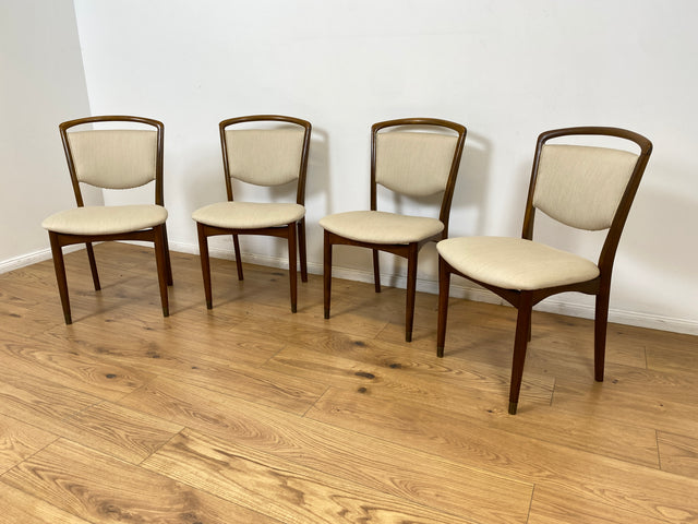 WMK # Set aus 4 formschönen, gemütlichen & sehr gut erhaltenen skandinavischen 50er Jahre Stühlen mit beigem Sitzbezug # Esszimmerstühle Küchenstühle Holzstühle Polsterstühle Mid-Century Vintage 4er