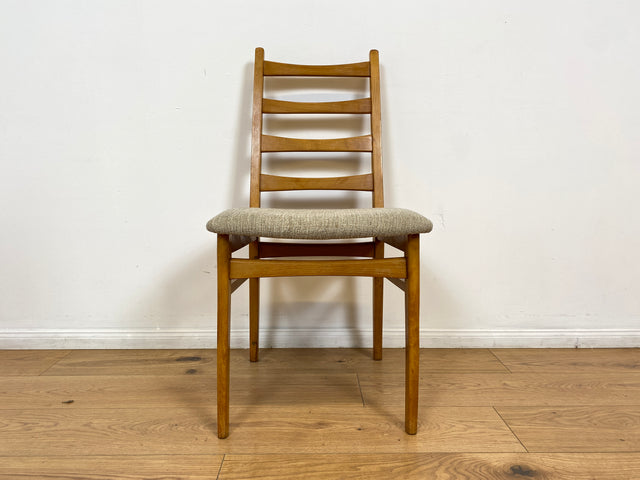 WMK # Set aus 4 formschönen, bequemen und gut erhaltenen 60er Jahre Stühlen aus Buchenholz mit dezentem Originalbezug # Stühle Küchenstühle Esszimmerstühle Holzstühle Dining Chairs Mid-Century Vintage