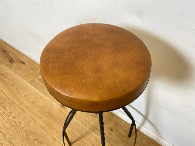 WMK I Set aus 4 sehr schönen Vintage Barhockern aus Metall mit cognacfarbenem Kunstleder Sitz I Bar Stuhl Hocker Sitzhocker Hausbar Metallhocker Lederhocker Gastro Industrial Stool Berlin Hamburg Köln