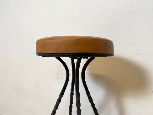 WMK I Set aus 4 sehr schönen Vintage Barhockern aus Metall mit cognacfarbenem Kunstleder Sitz I Bar Stuhl Hocker Sitzhocker Hausbar Metallhocker Lederhocker Gastro Industrial Stool Berlin Hamburg Köln