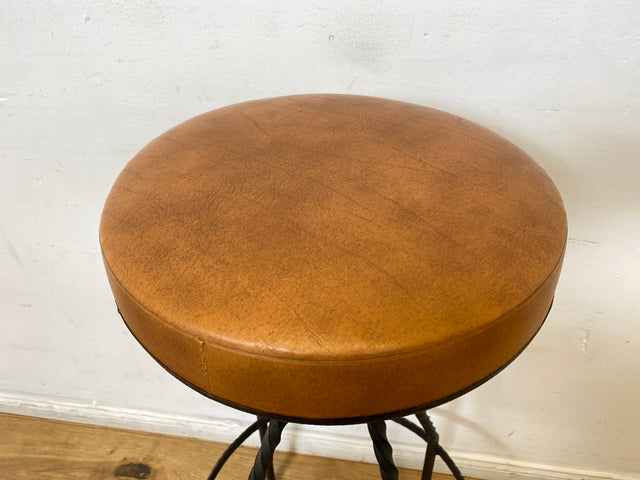 WMK I Set aus 4 sehr schönen Vintage Barhockern aus Metall mit cognacfarbenem Kunstleder Sitz I Bar Stuhl Hocker Sitzhocker Hausbar Metallhocker Lederhocker Gastro Industrial Stool Berlin Hamburg Köln