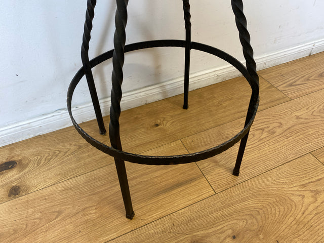 WMK I Set aus 4 sehr schönen Vintage Barhockern aus Metall mit cognacfarbenem Kunstleder Sitz I Bar Stuhl Hocker Sitzhocker Hausbar Metallhocker Lederhocker Gastro Industrial Stool Berlin Hamburg Köln