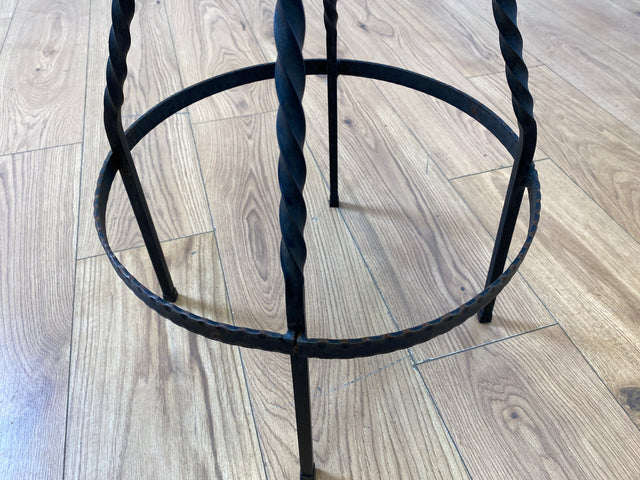 WMK I Set aus 4 sehr schönen Vintage Barhockern aus Metall mit cognacfarbenem Kunstleder Sitz I Bar Stuhl Hocker Sitzhocker Hausbar Metallhocker Lederhocker Gastro Industrial Stool Berlin Hamburg Köln