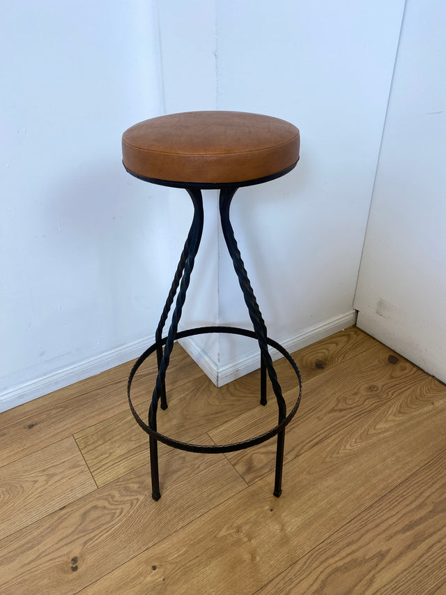 WMK I Set aus 4 sehr schönen Vintage Barhockern aus Metall mit cognacfarbenem Kunstleder Sitz I Bar Stuhl Hocker Sitzhocker Hausbar Metallhocker Lederhocker Gastro Industrial Stool Berlin Hamburg Köln