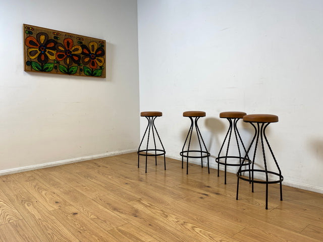 WMK I Set aus 4 sehr schönen Vintage Barhockern aus Metall mit cognacfarbenem Kunstleder Sitz I Bar Stuhl Hocker Sitzhocker Hausbar Metallhocker Lederhocker Gastro Industrial Stool Berlin Hamburg Köln