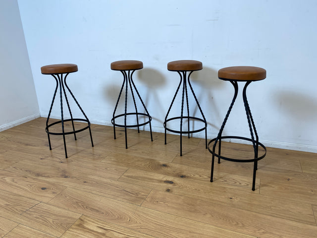 WMK I Set aus 4 sehr schönen Vintage Barhockern aus Metall mit cognacfarbenem Kunstleder Sitz I Bar Stuhl Hocker Sitzhocker Hausbar Metallhocker Lederhocker Gastro Industrial Stool Berlin Hamburg Köln
