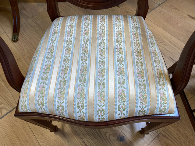 WMK I Set aus 4 eleganten Esszimmerstühlen in englischem Stil mit Armlehnen und hochwertigem Sitzbezug I Stühle Armlehnstühle Küchenstühle Holzstühle Regency Empire Vintage Möbel Berlin Leipzig Bremen