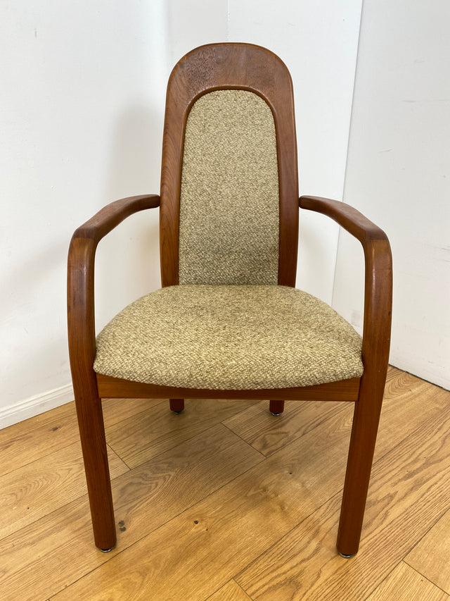 WMK I Set aus 4 hochwertigen skandinavischen Designer Stühlen I Holstebro Møbelfabrik I Teakholz I naturbeiger Originalbezug I Dining Chairs Armlehnen Esszimmer Danish Design Mid-Century Vintage Teak