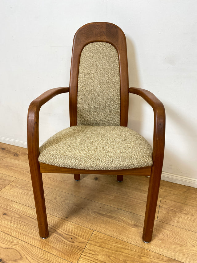 WMK I Set aus 4 hochwertigen skandinavischen Designer Stühlen I Holstebro Møbelfabrik I Teakholz I naturbeiger Originalbezug I Dining Chairs Armlehnen Esszimmer Danish Design Mid-Century Vintage Teak