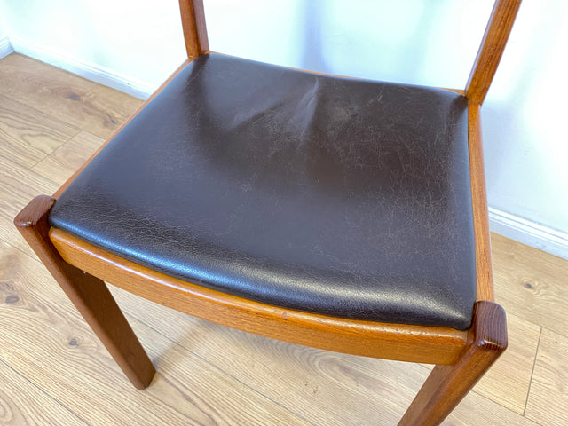 WMK # Set aus 4 stilvollen skandinavischen Mid-Century Stühlen aus massivem Teakholz mit braunem Skai Bezug mit Patina # Esszimmerstühle Küchenstühle Dining Chairs Danish Design Leder Vintage Teak