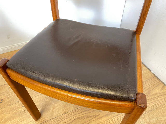 WMK # Set aus 4 stilvollen skandinavischen Mid-Century Stühlen aus massivem Teakholz mit braunem Skai Bezug mit Patina # Esszimmerstühle Küchenstühle Dining Chairs Danish Design Leder Vintage Teak
