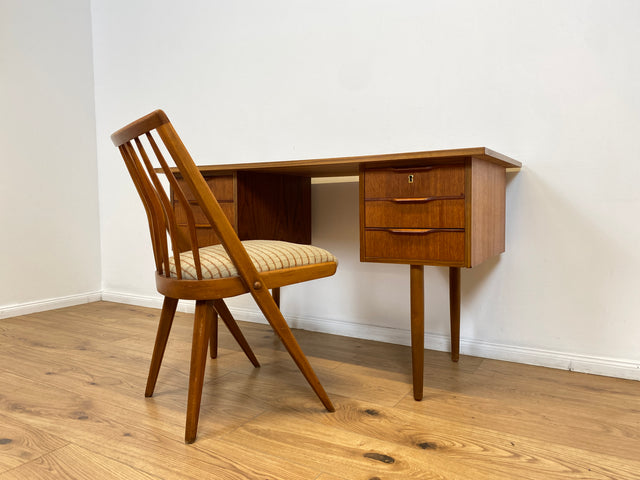 WMK # Stilvoller und sehr gut erhaltener kleiner skandinavischer Mid-Century Schreibtisch in Teakholz mit Schubladen & formschönen Holzgriffen # Bürotisch Desk Arbeitstisch Danisch Design Vintage Teak