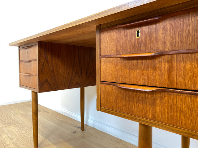 WMK # Stilvoller und sehr gut erhaltener kleiner skandinavischer Mid-Century Schreibtisch in Teakholz mit Schubladen & formschönen Holzgriffen # Bürotisch Desk Arbeitstisch Danisch Design Vintage Teak