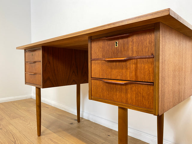 WMK # Stilvoller und sehr gut erhaltener kleiner skandinavischer Mid-Century Schreibtisch in Teakholz mit Schubladen & formschönen Holzgriffen # Bürotisch Desk Arbeitstisch Danisch Design Vintage Teak