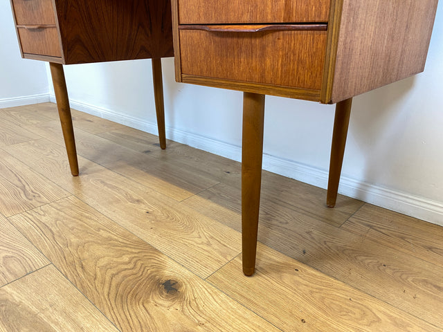 WMK # Stilvoller und sehr gut erhaltener kleiner skandinavischer Mid-Century Schreibtisch in Teakholz mit Schubladen & formschönen Holzgriffen # Bürotisch Desk Arbeitstisch Danisch Design Vintage Teak