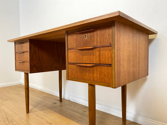 WMK # Stilvoller und sehr gut erhaltener kleiner skandinavischer Mid-Century Schreibtisch in Teakholz mit Schubladen & formschönen Holzgriffen # Bürotisch Desk Arbeitstisch Danisch Design Vintage Teak